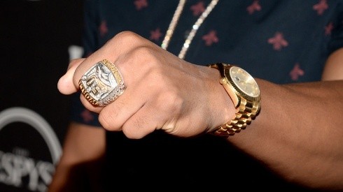 Chris Harris Jr showing up his Super Bowl ring