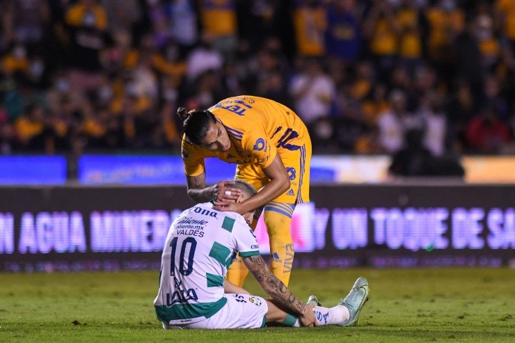 Valdés al recibir el golpe que lo lesionó ante Tigres