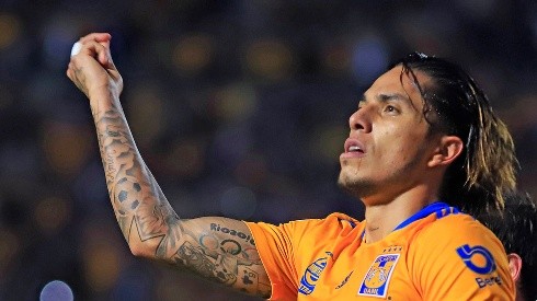 Carlos Salcedo sigue buscando su salida de los Tigres.