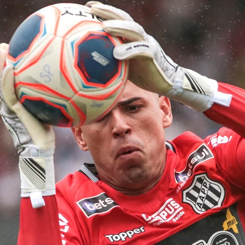 Ponte Preta comunica que goleiro Ivan está liberado para fazer exames e fechar contrato com o Corinthians