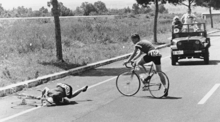 El momento de la caída del danés Knud Enemark-Jensen (Getty)