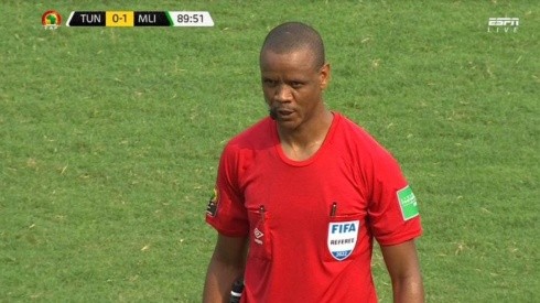 El árbitro de Túnez vs Mali, al terminar el partido antes de los 90 minutos.