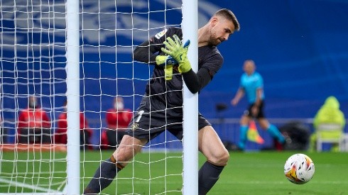 Unai Simón y una desafortunada acción.