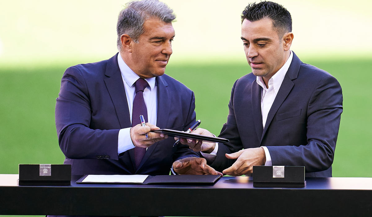 Joan Laporta y Xavi Hernández, presidente y entrenador de Barcelona.