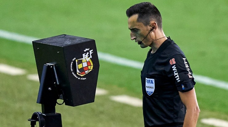 Referee Jose Maria Sanchez Martinez checks the VAR screen. (Jose Manuel Alvarez/Getty Images)