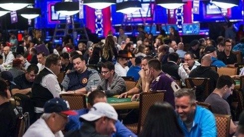 Salão lotado da WSOP (Foto: PokerNews)
