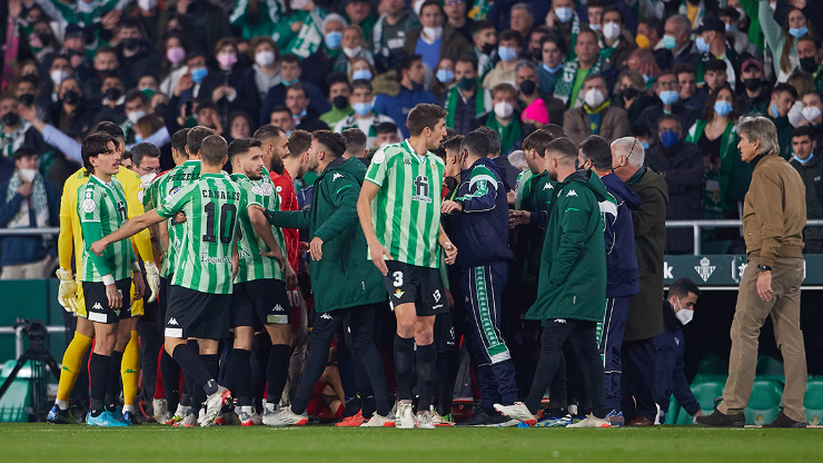 Momentos álgidos entre Betis y Sevilla.