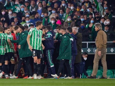 Partido entre Betis y Sevilla fue suspendido por proyectil que pegó en jugador