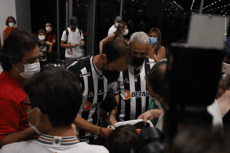 Foto: Divulgação Twitter Atlético MG - Godín dando autógrafos para torcedores, no aeroporto