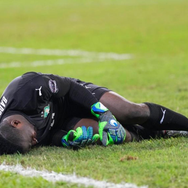 VIDEO | El arquero de Costa de Marfil tuvo un error insólito y ¿se hizo el lesionado?