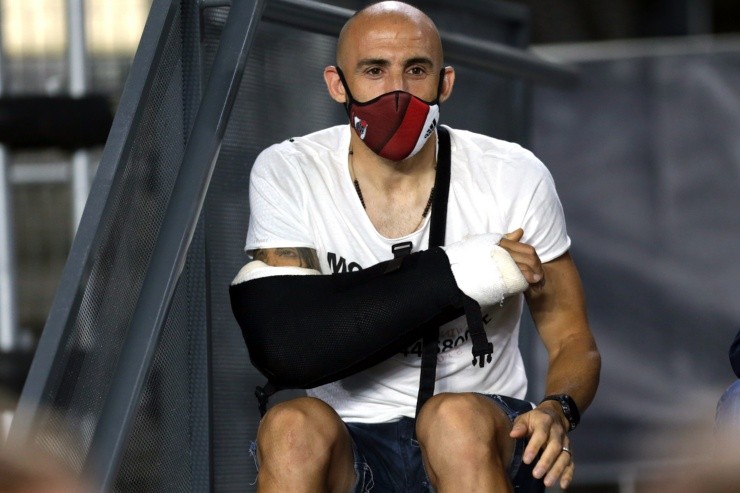 Javier Pinola durante su recuperación en 2021 (Getty)