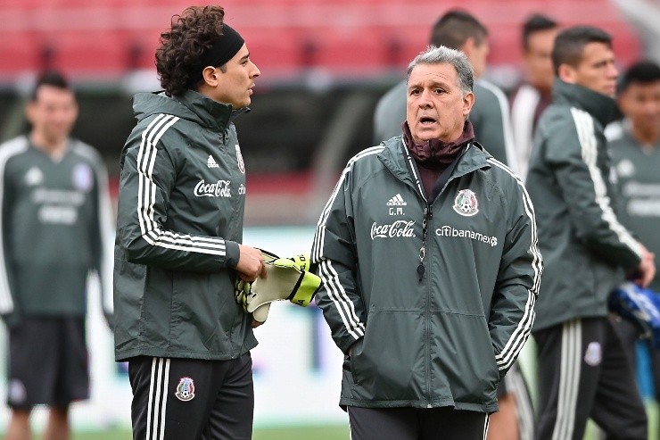 Tata Martino y Guillermo Ochoa