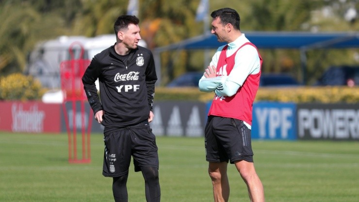 Messi y Scaloni.