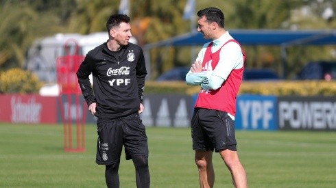 Messi y Scaloni.