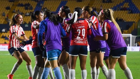 Chivas Femenil escala al liderato con valioso empate ante Tigres