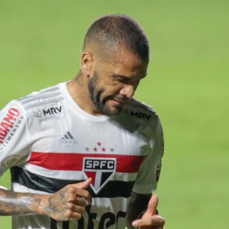 Daniel Alves é lembrado e diretor do São Paulo explica desistência por dois reforços