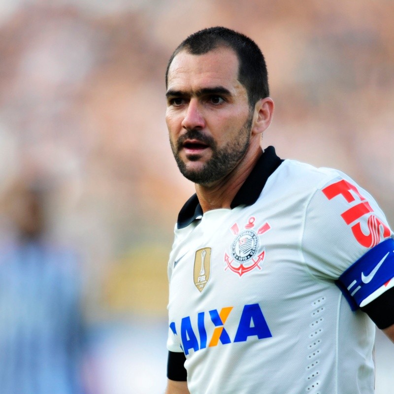 Danilo tem futuro incerto no Corinthians, que procura técnico campeão olímpico para o sub-20