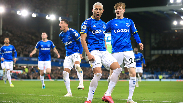 Everton en festejo de gol.