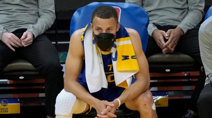 Stephen Curry en la banca de Warriors (Foto: Getty Images)