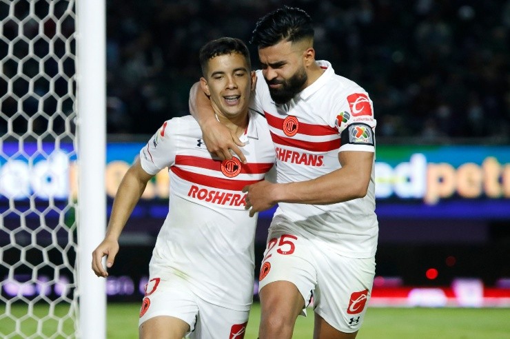 Leo Fernández y Alexis Canelo celebran el gol del triunfo del Toluca (foto: Imago7).