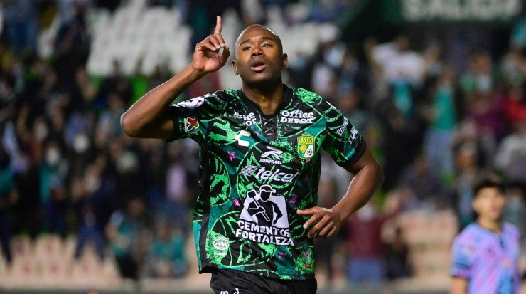 Mosquera y un golazo ante Tuzos. (Imago 7)