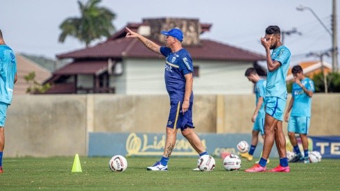 Leandro Boeira/ @AvaiFC - Treinador e jogadores do Avaí em treinamento