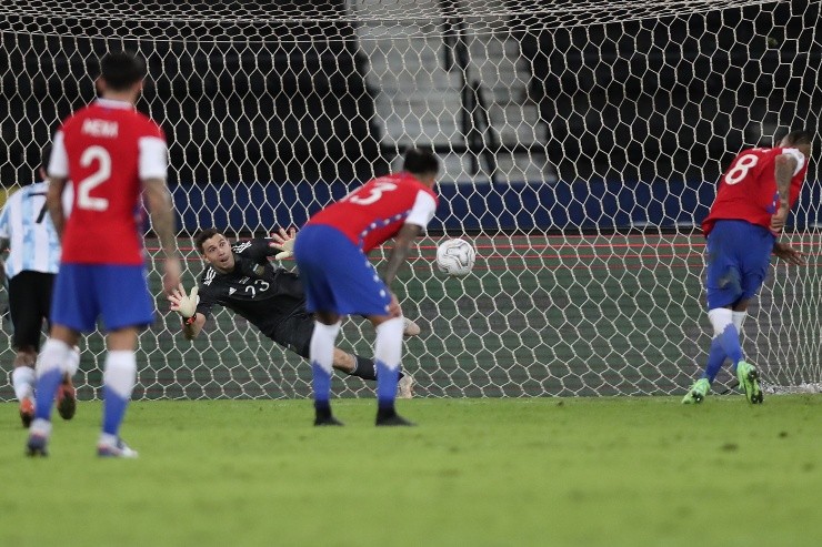 El Dibu Martínez ante La Roja l Foto: Getty Images