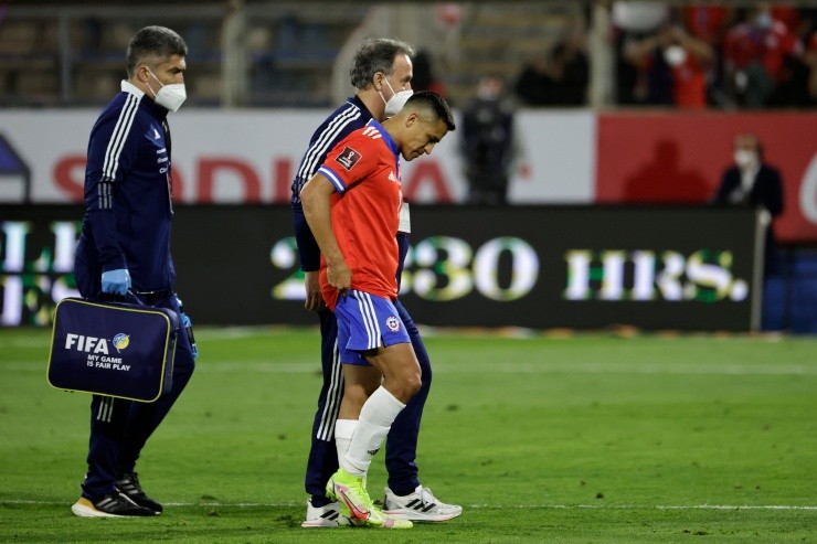 Alexis Sánchez saliendo lesionado ante Ecuador | Foto: Getty Images