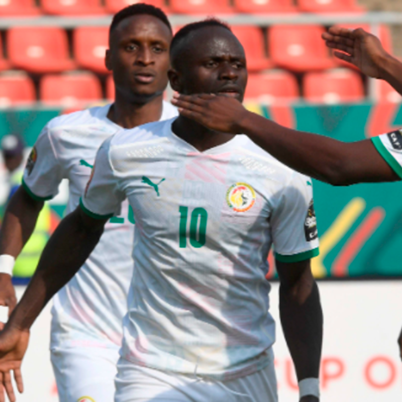 La foto de la tranquilidad: Sadio Mané sonriendo junto con Vozhinha, su agresor