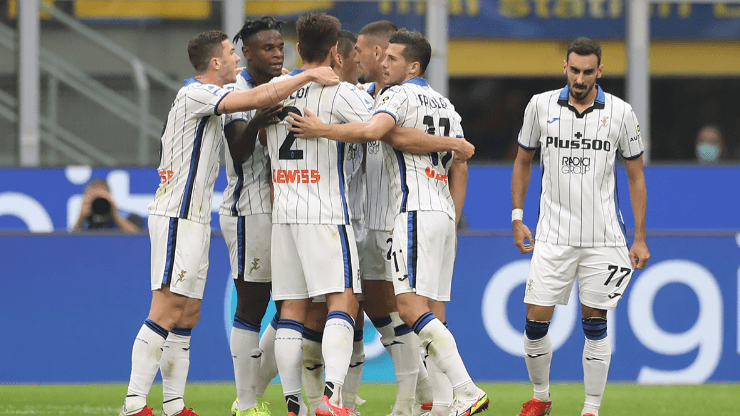 Festejo de gol de Atalanta.