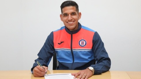 Luis Abram ya firmó su contrato con Cruz Azul.