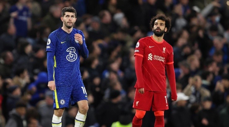 Christian Pulisic of Chelsea stands next to a dejected Mohamed Salah of Liverpool (Photo by James Williamson – AMA/Getty Images)