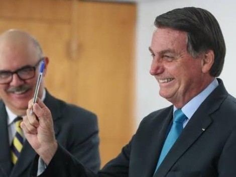 Jair Bolsonaro anuncia o aumento do piso salarial dos professores em 33%; União deve ajudar nos pagamentos