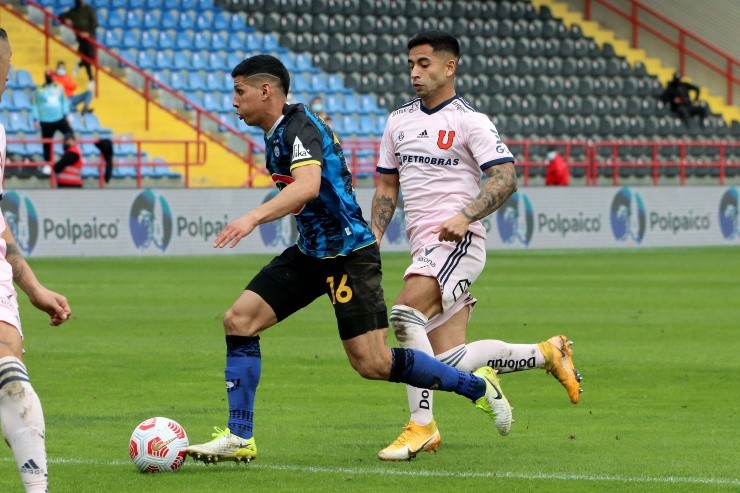 Israel Poblete disputando un encuentro ante los azules en el 2021 | Foto: Agencia Uno