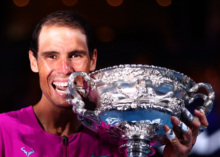 Clive Brunskill/Getty Images - Nadal com seu segundo troféu do Australian Open