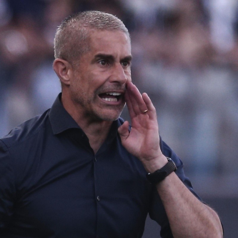 Sylvinho se irrita com pergunta de Vessoni em coletiva e não fica em silêncio