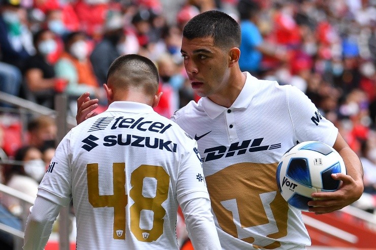 García y Lira juntos con la camiseta de Pumas (Imago 7)