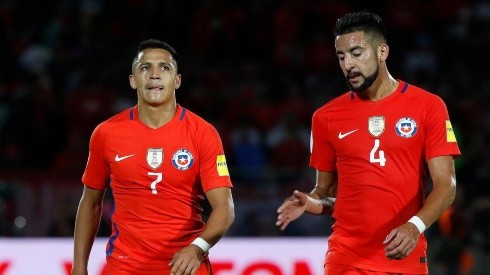 Alexis Sánchez y Mauricio Isla están a una amarilla de ser suspendidos ante Brasil.