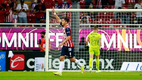 Ángel Zaldívar celebra un gol con Chivas