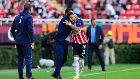 Alexis Vega y Michel Leaño se abrazan tras un gol de Chivas (IMAGO7)