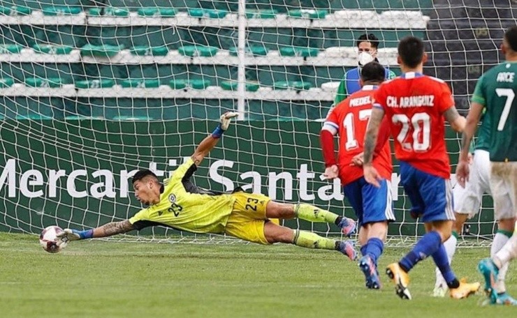 La victoria en el día de ayer de selección chilena ante Bolivia en La Paz contó con grandes nombres que estuvieron a la altura del encuentro y fueron pieza clave para que La Roja haya sumado tres valiosos puntos. Una de aquellas figuras del partido fue el arquero de Colo Colo, Bryan Cortés, quien tuvo que reemplazar a Claudio Bravo a raíz de su lesión y tenía una dura prueba que afrontar junto a La Roja, la cual aprobó con creces.  El exdelantero argentino, Marcelo Barticiotto hizo hincapié en Al Aire Libre, al espectacular partido que realizó el arquero del cacique y lo nombró el hombre clave del triunfo de la selección en la altura de La Paz.   “Nosotros a veces los que analizamos los partidos nos nublamos con las victorias y no tendemos a analizar los partidos, yo creo que ayer el partido lo salva Cortés”, recalcó el hoy comentarista. En base a lo anterior, Barticiotto destacó que en el momento que Bolivia tuvo contra las cuerdas a La Roja, Cortés respondió de muy buena forma a la embestida del conjunto altiplánico “Chile camino por la cornisa durante 30 minutos en el segundo tiempo. El remate que le saca (Cortés) a Arce, abajo con un remate fuertísimo, fue extraordinario, hace mucho no veía una tapada de esa forma”, expresó el ídolo de los albos.  El hoy arquero de Colo Colo sin duda ha demostrado estar a la altura en sus tres partidos disputados con La Roja en estas clasificatorias,  dejando en claro que tiene las armas suficientes para ser opción en la selección y en un futuro no muy lejano, ser el relevo del arco que hoy comanda el histórico, Claudio Bravo. 