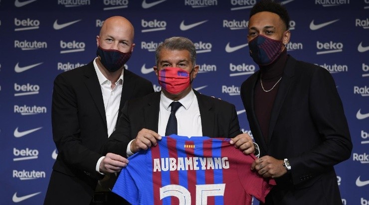 Barcelona’s new player Gabonese forward Pierre-Emerick Aubameyang (R) poses for pictures with Barcelona’s Spanish sporting advisor Jordi Cruyff (L) and Barcelona’s Spanish President Joan Laporta (C) (Photo by Adria Puig/Anadolu Agency via Getty Images)