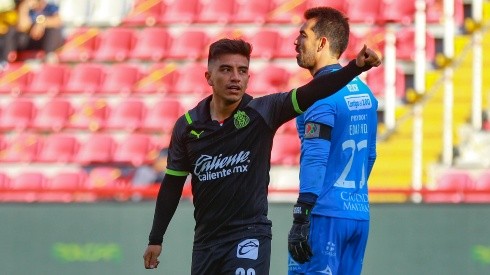 Fernando Beltrán agradece tras un gol con Chivas (IMAGO 7)