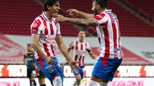 José Juan Macías celebra un gol con Alexis Vega (IMAGO 7)