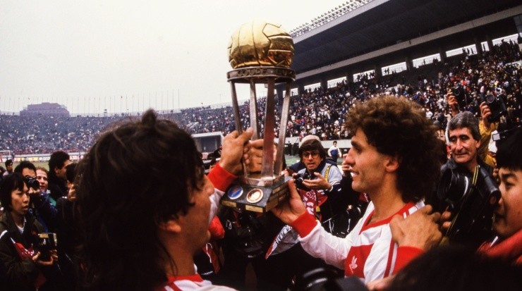 Juan Gilberto Funes y Oscar Ruggeri con la Copa Intercontinental (Getty)