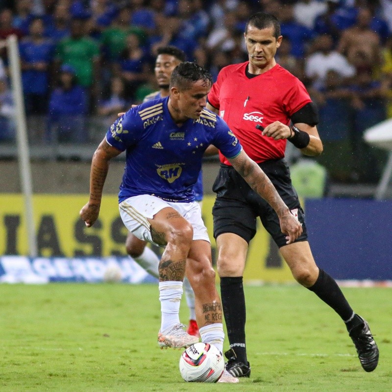 Edu celebra gol e vitória do Cruzeiro para cima da Caldense