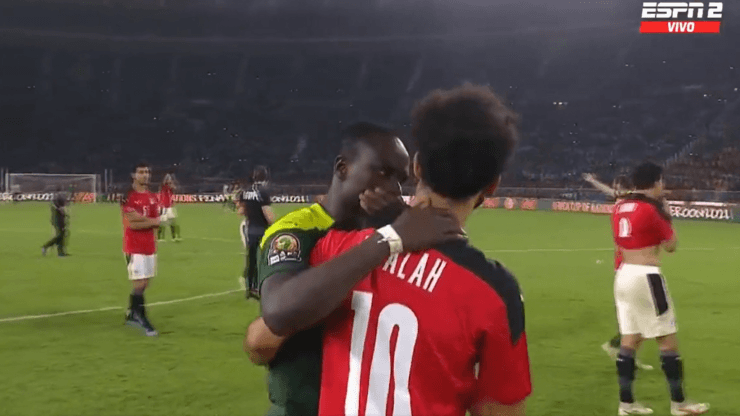 Mané y un gesto de grandeza con Salah.