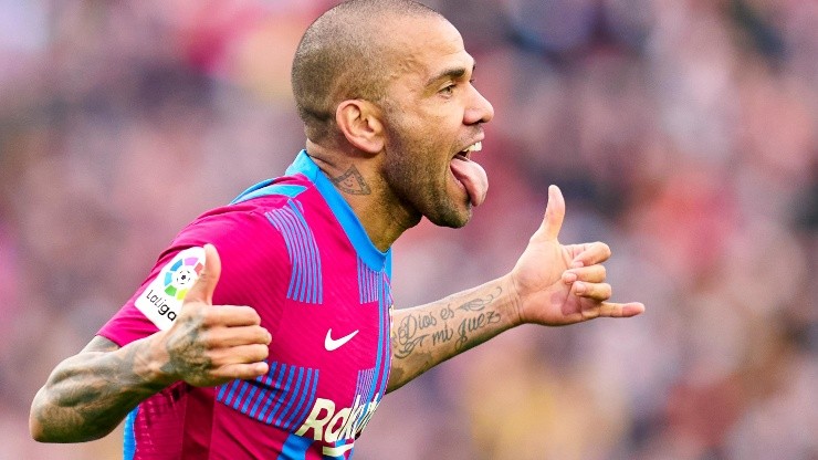 Dani Alves festeja el gol en Camp Nou