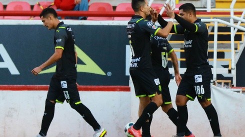 Jugadores de Chivas celebran un gol (IMAGO 7)