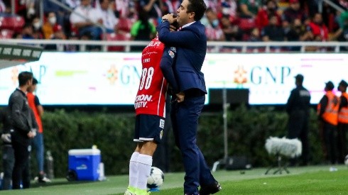 Michel Leaño abraza a Pérez Bouquet previo a su debut (IMAGO 7)